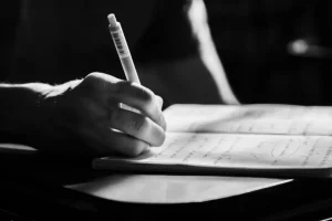 Infortunato a Crans-Montana torna in classe e onora compagna deceduta: “La sua assenza sarà devastante”.