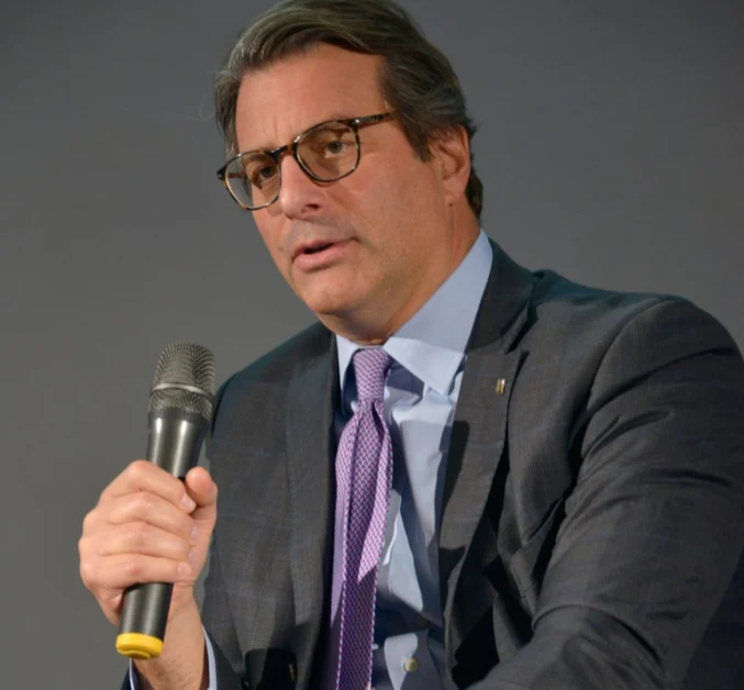 Intesa Sanpaolo lancia grande reclutamento giovani con programma assunzioni ambizioso