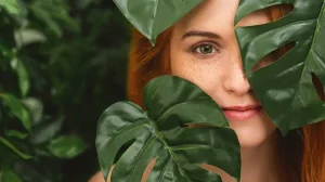 Bellezza sostenibile: cosmetici naturali, meno sprechi e maggiore attenzione all’ambiente