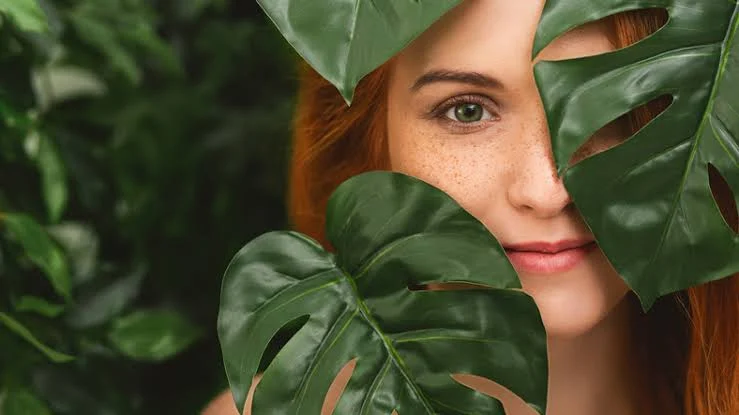 Bellezza sostenibile: cosmetici naturali, meno sprechi e maggiore attenzione all’ambiente