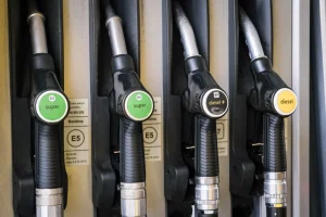 Caro carburanti, il Cdm proroga il taglio delle accise sul gasolio fino al 25 agosto. Meloni “Provvedimenti importanti”