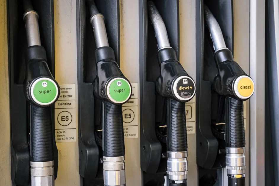 Caro carburanti, il Cdm proroga il taglio delle accise sul gasolio fino al 25 agosto. Meloni “Provvedimenti importanti”