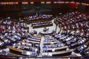Caso Delmastro, la Camera non autorizza l’uso delle chat: 206 sì, 133 no in un voto a scrutinio segreto