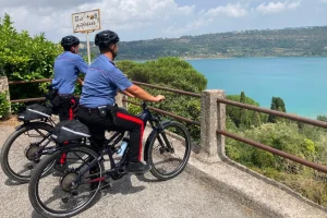 Carabinieri in e-bike a Castel Gandolfo per sicurezza e tutela ambientale: una nuova iniziativa green.