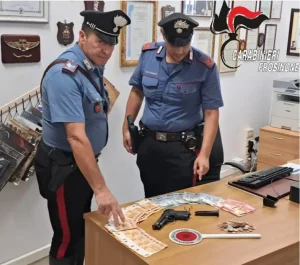 Rapina un supermercato a Frosinone e poi tenta la fuga in camper ma si schianta contro un palo, arrestato