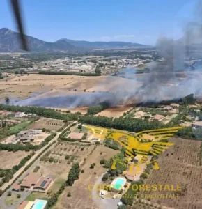 Emergenza incendi in Sardegna: a Quartu fiamme vicino alle case, tre elicotteri a Desulo