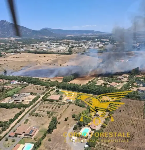 Emergenza incendi in Sardegna: a Quartu fiamme vicino alle case, tre elicotteri a Desulo