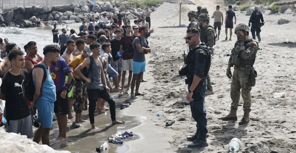 Ceuta, il ministro degli esteri spagnolo: “Sui migranti Italia non all’altezza delle aspettative”. Fonti Viminale: “Con Governo Meloni crollo degli sbarchi”