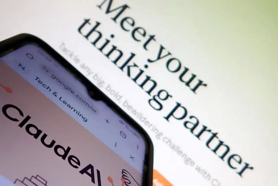 Claude entra nelle chat di lavoro e diventa “collega virtuale”