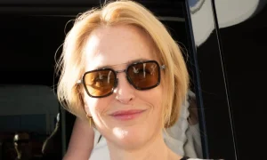 Gillian Anderson sfoggia una blusa M&S: i pois dominano il trend 2023.