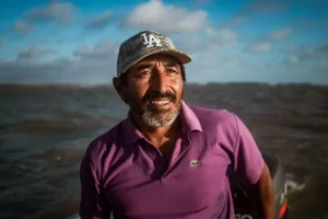 Pescatori indigeni proteggono squali sulle coste della Colombia: riconsiderando la caccia.
