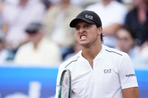 Darderi agli ottavi del Masters 1000 di Montreal, Shang battuto in tre set