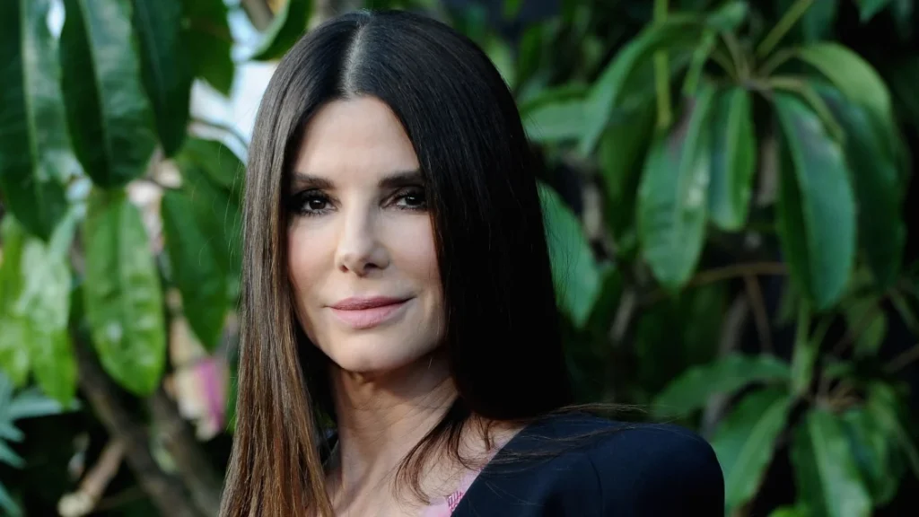 Sandra Bullock reinventa l’iconico little black dress per un’eleganza estiva sorprendente.