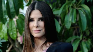 Sandra Bullock reinventa l’iconico little black dress per un’eleganza estiva sorprendente.