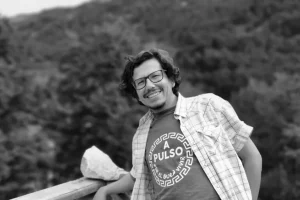 Patricio Segura, giornalista difensore dei fiumi della Patagonia, muore di hantavirus a 54 anni.