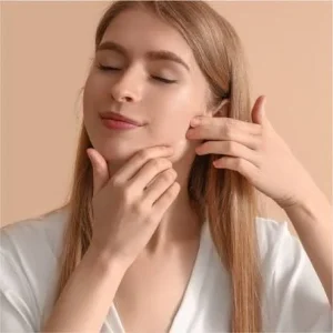 Face yoga, massaggi e strumenti beauty: moda o veri alleati contro il tempo?