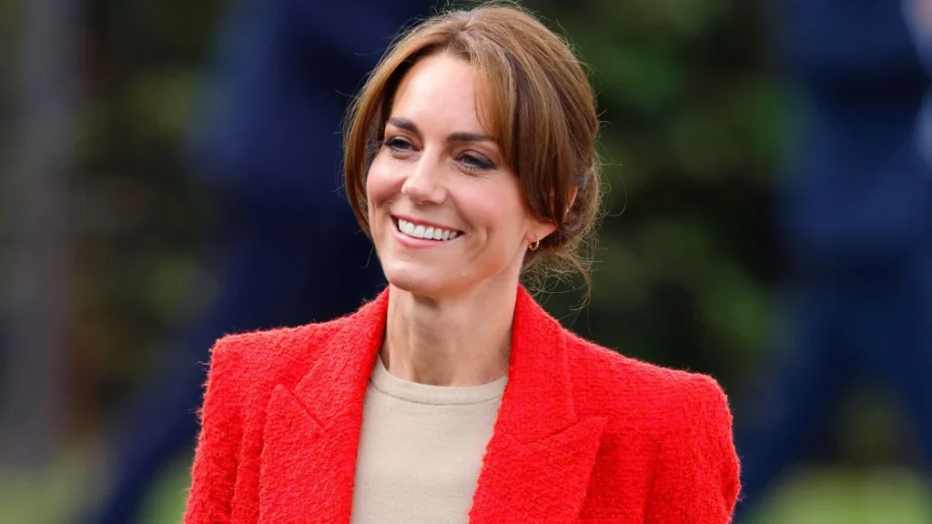 Kate Middleton porta alla ribalta il rosso papavero: tendenza per l’autunno 2026.