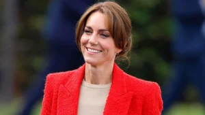 Kate Middleton porta alla ribalta il rosso papavero: tendenza per l’autunno 2026.