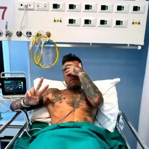Fedez dimesso dall’ospedale: “Mi fermo, ma sono fortunato”