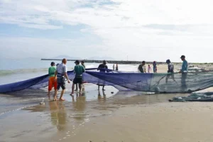 Pescatori di Aceh lottano per mantenere tradizioni di fronte all’invasione della plastica.