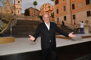 Gerry Scotti festeggia 70 anni vincendo la sfida con La Ruota della Fortuna