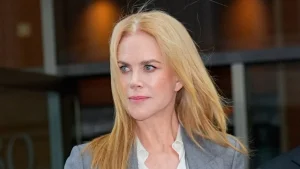 Nicole Kidman dimostra che blazer, jeans e sneakers bianche sono un must per ogni giorno.