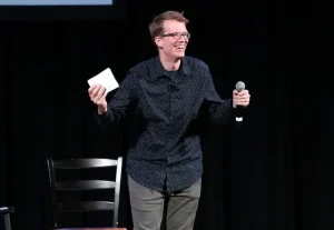 Hank Green: l’uso dell’IA non è sano secondo il noto YouTuber.