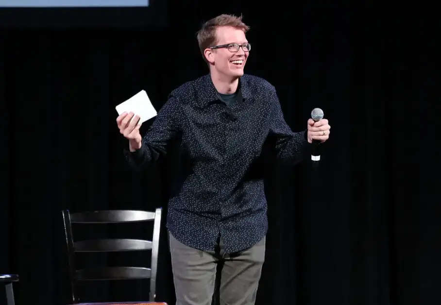 Hank Green: l’uso dell’IA non è sano secondo il noto YouTuber.
