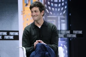 Joshua Kushner critica i VCs di Silicon Valley per l’euforia sull’AI.