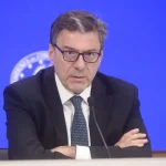 Caro carburanti, Giorgetti: “Sconto solo sul diesel di 17 centesimi al litro fino al 6 agosto. Nessun intervento sui tabacchi” / Video