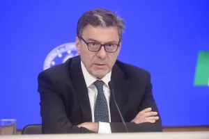 Caro carburanti, Giorgetti: “Sconto solo sul diesel di 17 centesimi al litro fino al 6 agosto. Nessun intervento sui tabacchi” / Video