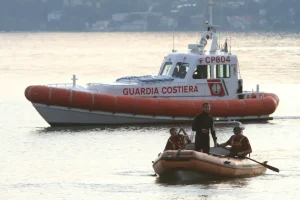 Sicurezza sulle acque, Guardia Costiera e Navigazione Laghi rafforzano i messaggi di prudenza per turisti