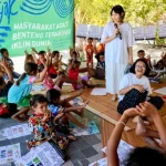 Bambini di Raja Ampat proteggono le isole con la loro conoscenza: un insegnamento essenziale.