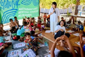 Bambini di Raja Ampat proteggono le isole con la loro conoscenza: un insegnamento essenziale.