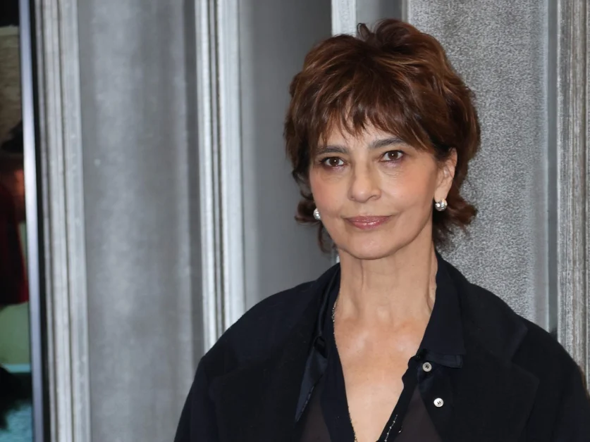 Laura Morante compie 70 anni e presenta il libro “Dieci storie pop”