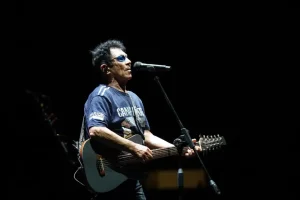 Edoardo Bennato compie 80 anni: il ribelle eterno del rock italiano che sfidò ogni regola