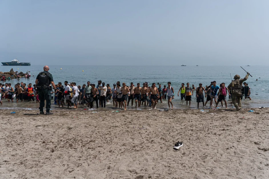 Immigrazione, la Guardia Civil spagnola avvia l’installazione di una nuova barriera marittima a Melilla