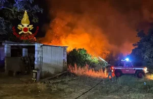 Incendio nella notte nell’Oristanese, i vigili del fuoco fermano le fiamme