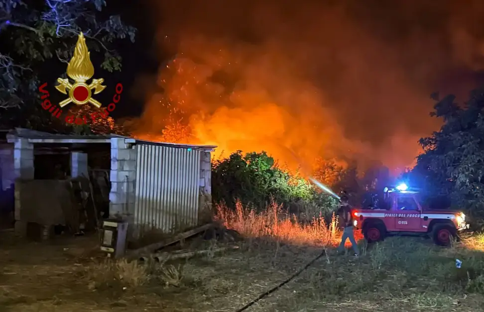 Incendio nella notte nell’Oristanese, i vigili del fuoco fermano le fiamme
