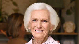 Scopri come la camicia floreale verde di Mary Berry trasforma ogni look con eleganza.