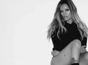 Karol G sorprende con il nuovo album “No Me Arrepiento De Sentir Tanto”