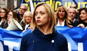 Docente chiede a Meloni di posticipare inizio scuola per caldo: “Condizioni insopportabili, già esausta”.