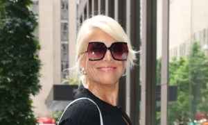 Perché blu e nero sono il duo autunnale perfetto: scopri lo stile di Hannah Waddingham.