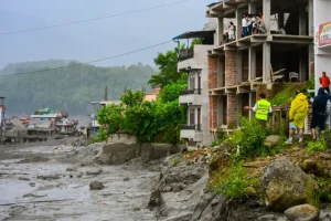 Alluvione in Nepal al confine col Tibet, sale a oltre 160 il bilancio dei morti