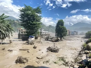 Nepal, un’alluvione al confine col Tibet spazza via ponti e abitazioni: 31 morti e 291 turisti dispersi. Tajani “Due italiani coinvolti, stanno bene”