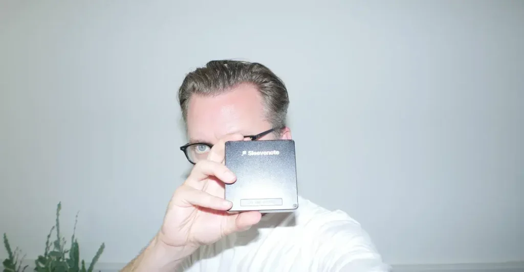 Tom Vek lancia Sleevenote, il nuovo lettore musicale digitale rivoluzionario.