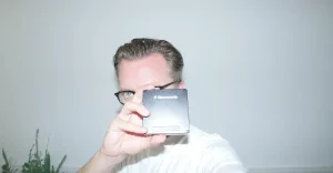 Tom Vek lancia Sleevenote, il nuovo lettore musicale digitale rivoluzionario.