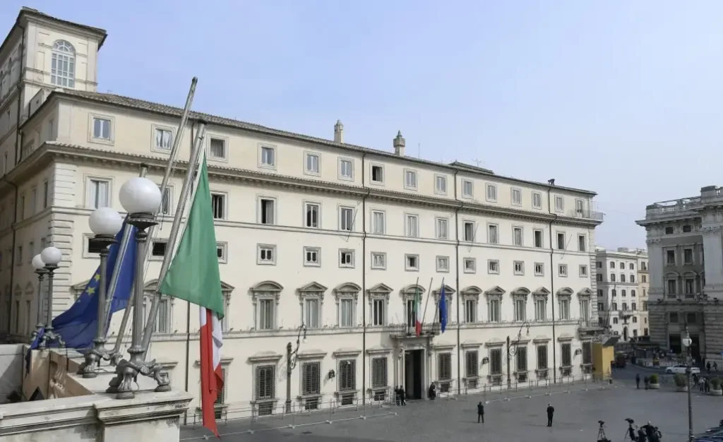 Il governo proroga lo sconto sulle accise per il gasolio fino al 5 settembre. Approvato il decreto per la continuità degli impianti ex Ilva