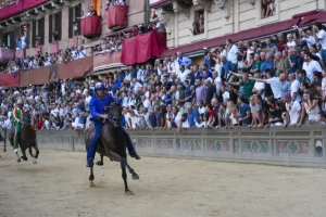 Palio di Siena, dopo 28 anni torna al successo la contrada del Nicchio. 13° trionfo di Tittia