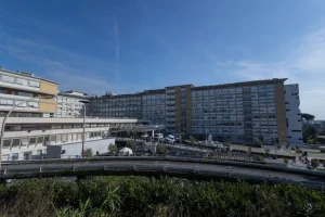 Roma, in fiamme cabina elettrica adiacente al centro di emodialisi del Policlinico Gemelli: pazienti evacuati, nessun ferito